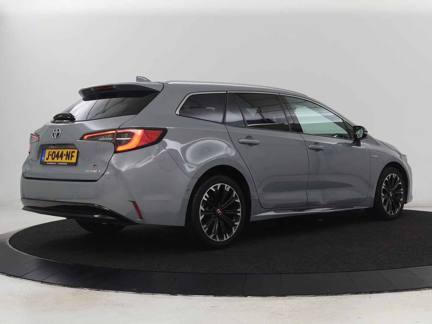 Toyota Corolla 1.8 Hybrid GR-Sport | Stoelverwarming | Carplay | Camera | Sportstoelen | Adaptive cruise | Keyless | Full LED | Park Assist | Climate control | DAB | Digital Cockpit | Getint glas