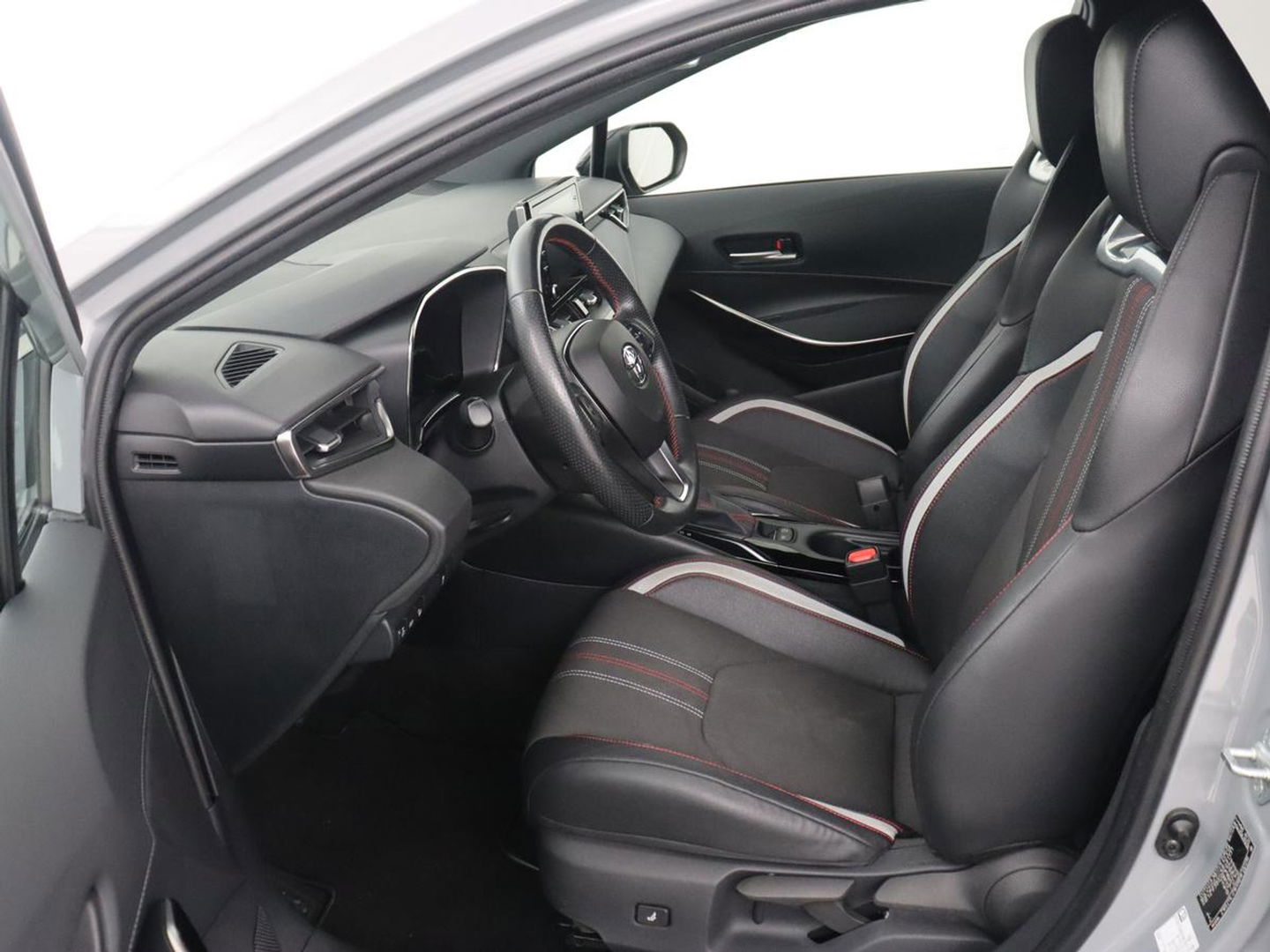 Toyota Corolla 1.8 Hybrid GR-Sport | Stoelverwarming | Carplay | Camera | Sportstoelen | Adaptive cruise | Keyless | Full LED | Park Assist | Climate control | DAB | Digital Cockpit | Getint glas