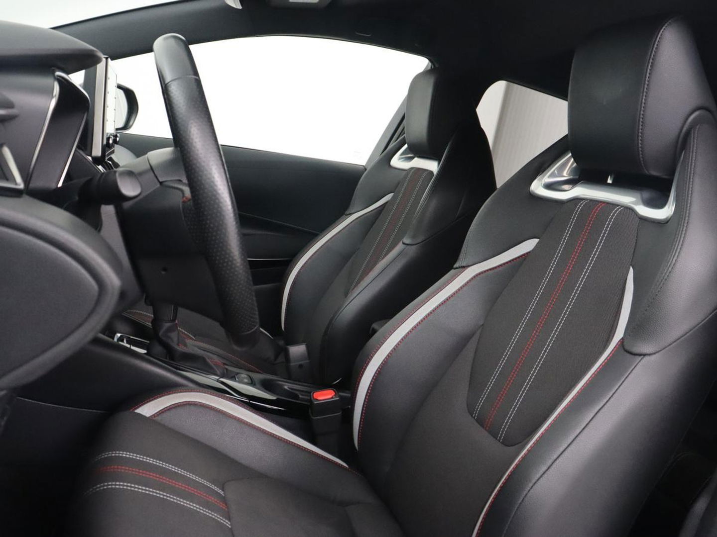 Toyota Corolla 1.8 Hybrid GR-Sport | Stoelverwarming | Carplay | Camera | Sportstoelen | Adaptive cruise | Keyless | Full LED | Park Assist | Climate control | DAB | Digital Cockpit | Getint glas