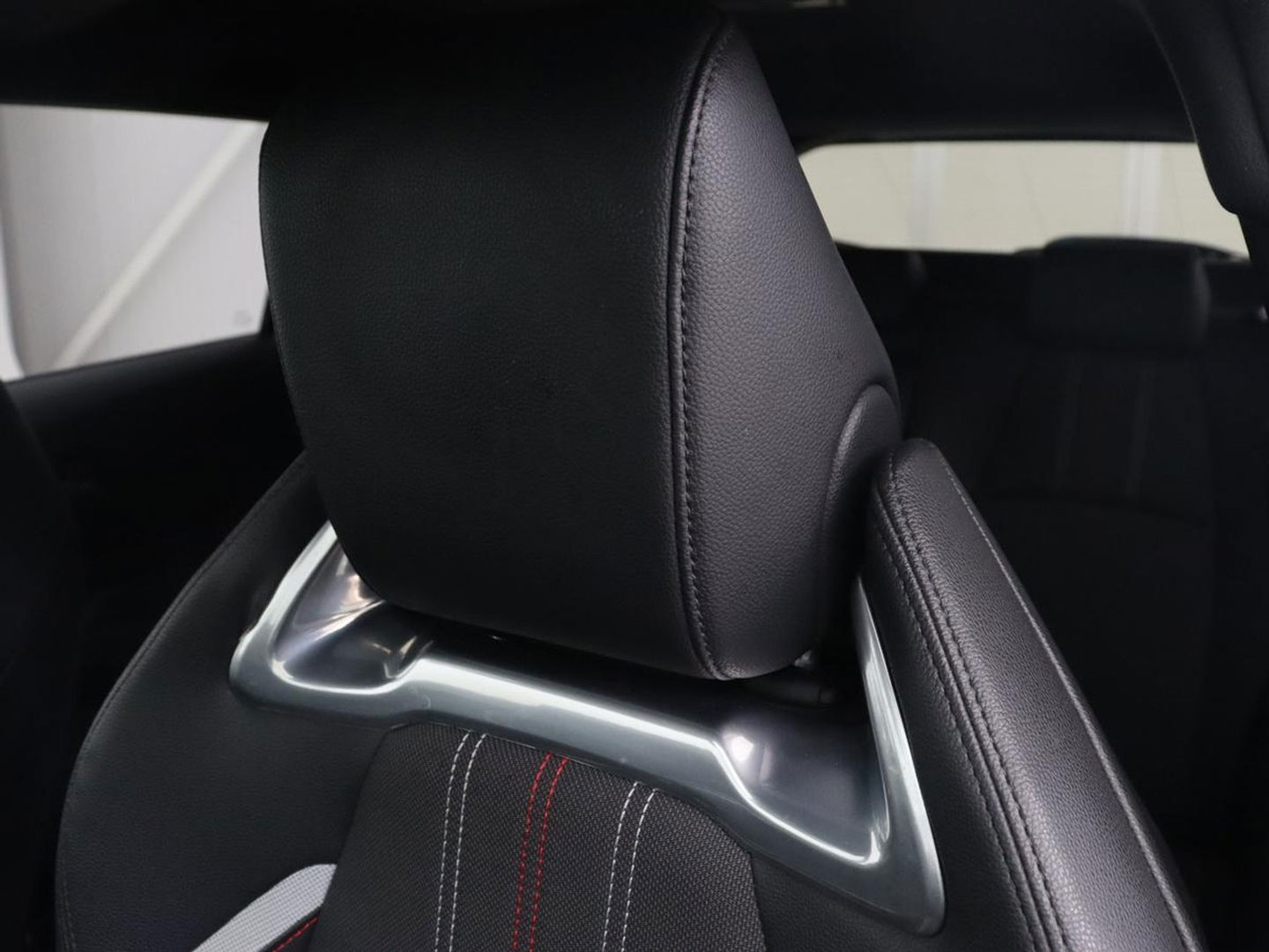 Toyota Corolla 1.8 Hybrid GR-Sport | Stoelverwarming | Carplay | Camera | Sportstoelen | Adaptive cruise | Keyless | Full LED | Park Assist | Climate control | DAB | Digital Cockpit | Getint glas