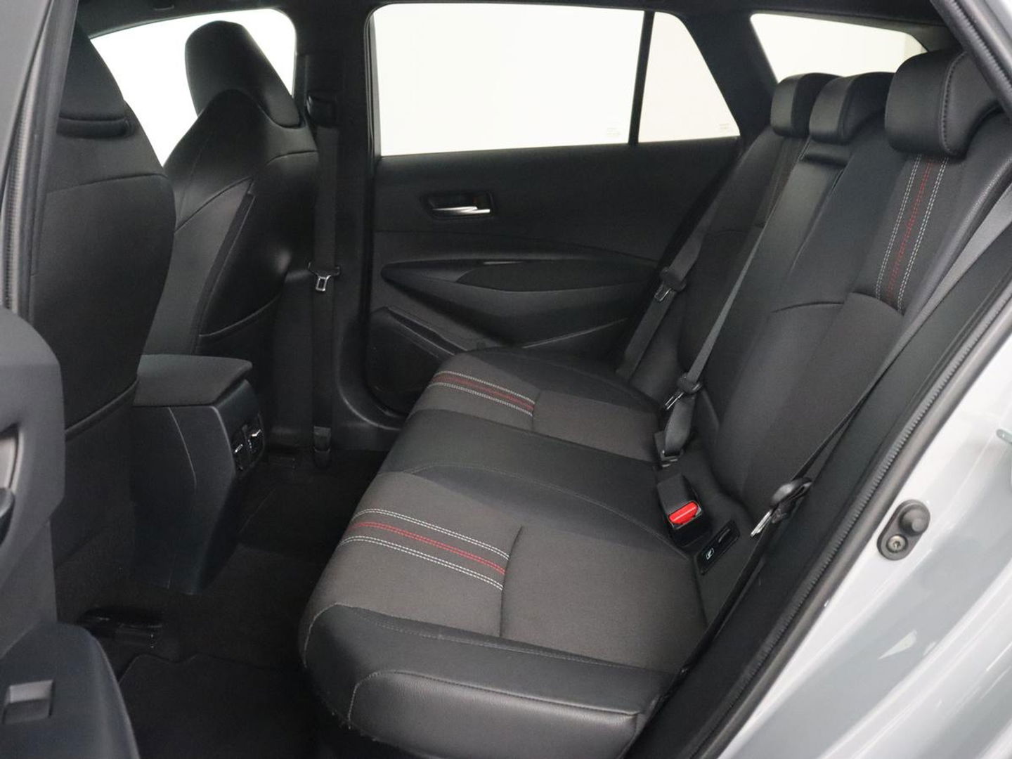 Toyota Corolla 1.8 Hybrid GR-Sport | Stoelverwarming | Carplay | Camera | Sportstoelen | Adaptive cruise | Keyless | Full LED | Park Assist | Climate control | DAB | Digital Cockpit | Getint glas