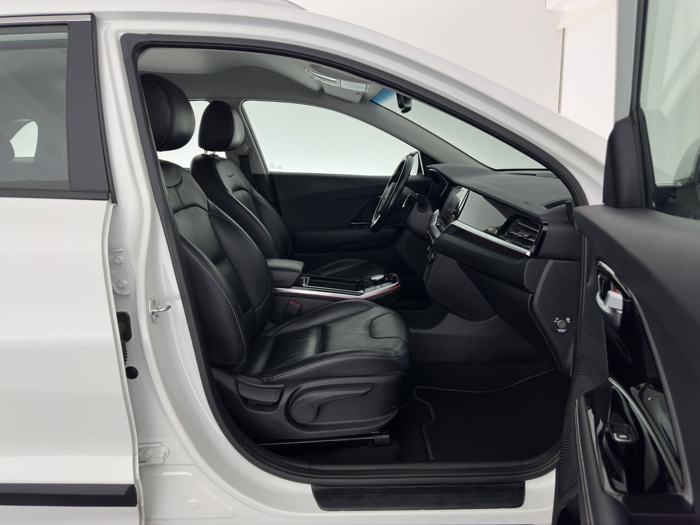 Kia e-Niro DynamicLine 64 kWh {SOH- 100%} (INCL. BTW) AUT.* HEATPUMP | LEATHER | FULL-LED | NAVI-FULLMAP | ADAPTIVE-CRUISE | CAMERA | KEYLESS | AMBIENT-LIGHT | 17'' ALU.