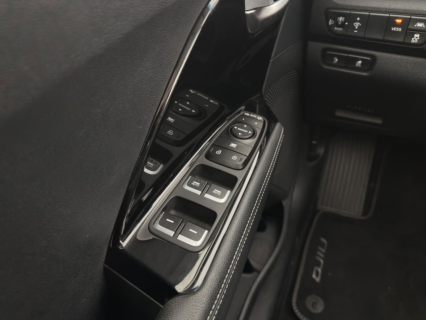 Kia e-Niro DynamicLine 64 kWh {SOH- 100%} (INCL. BTW) AUT.* HEATPUMP | LEATHER | FULL-LED | NAVI-FULLMAP | ADAPTIVE-CRUISE | CAMERA | KEYLESS | AMBIENT-LIGHT | 17'' ALU.