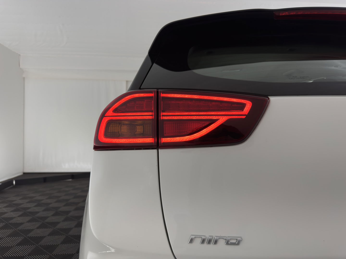 Kia e-Niro DynamicLine 64 kWh {SOH- 100%} (INCL. BTW) AUT.* HEATPUMP | LEATHER | FULL-LED | NAVI-FULLMAP | ADAPTIVE-CRUISE | CAMERA | KEYLESS | AMBIENT-LIGHT | 17'' ALU.