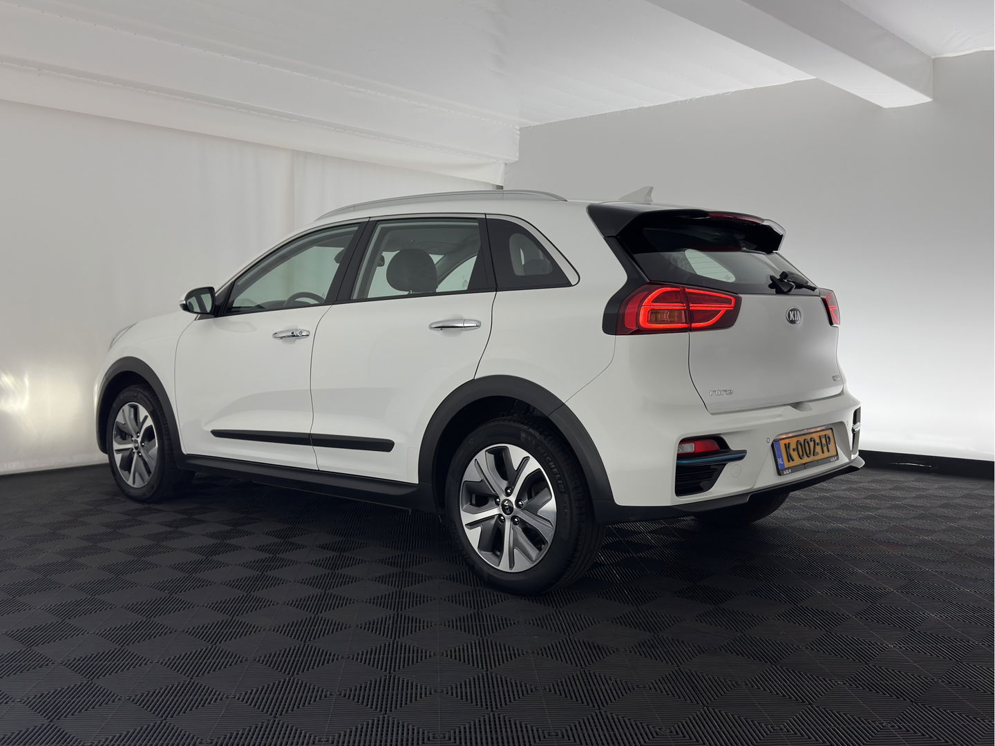 Kia e-Niro DynamicLine 64 kWh {SOH- 100%} (INCL. BTW) AUT.* HEATPUMP | LEATHER | FULL-LED | NAVI-FULLMAP | ADAPTIVE-CRUISE | CAMERA | KEYLESS | AMBIENT-LIGHT | 17'' ALU.