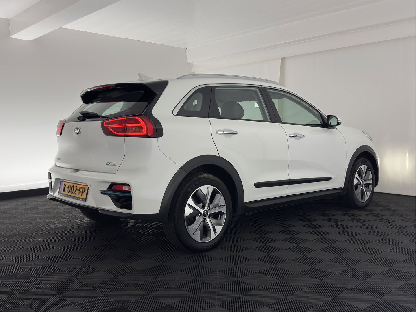 Kia e-Niro DynamicLine 64 kWh {SOH- 100%} (INCL. BTW) AUT.* HEATPUMP | LEATHER | FULL-LED | NAVI-FULLMAP | ADAPTIVE-CRUISE | CAMERA | KEYLESS | AMBIENT-LIGHT | 17'' ALU.