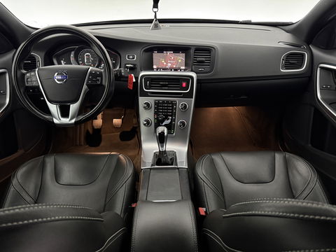 Volvo V60 2.0 D2 Momentum | Virtual | Cruise | Navi | Stoelverw. | Trekh. | Leder | Parkeersens. | NAP