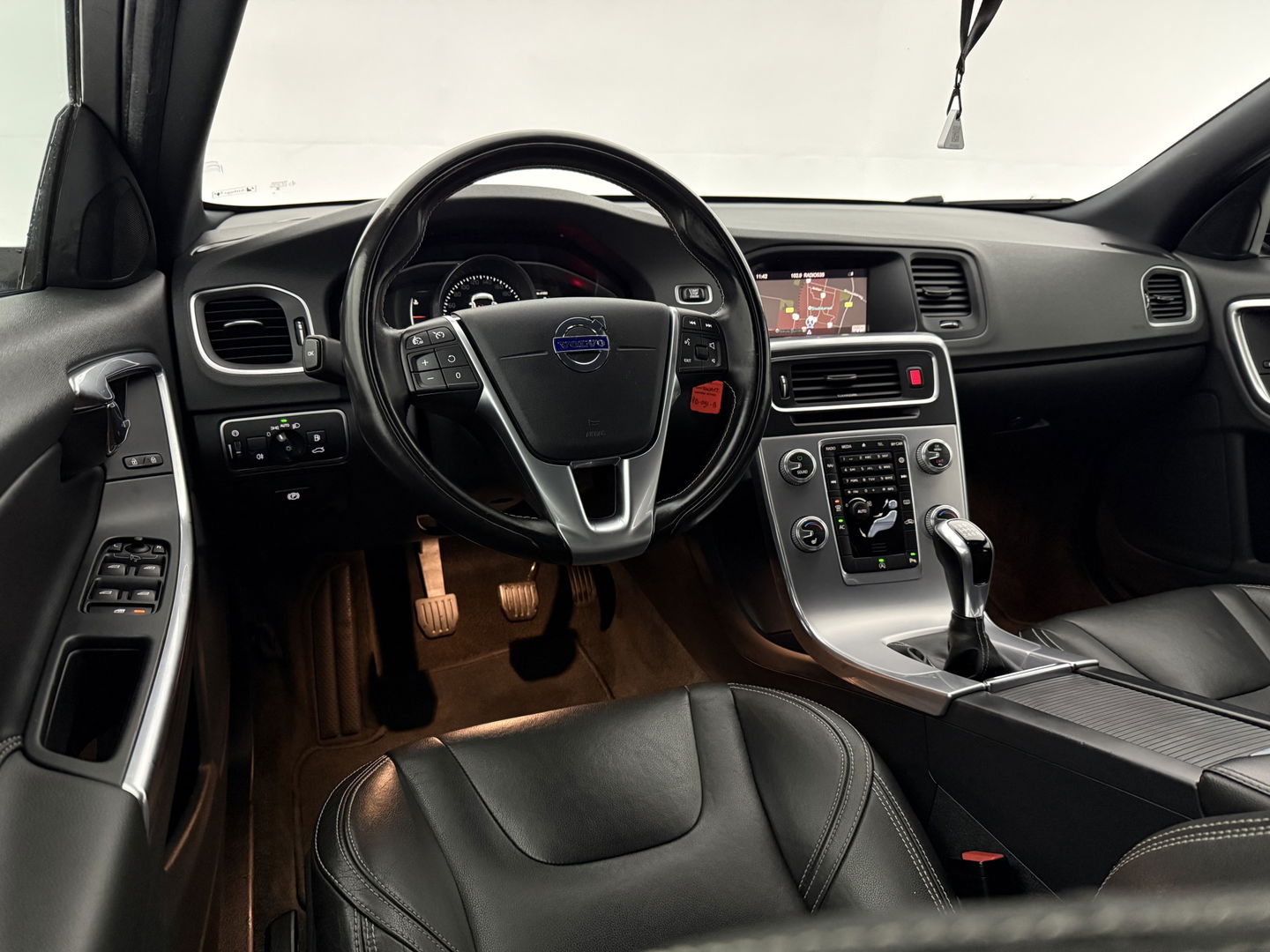 Volvo V60 2.0 D2 Momentum | Virtual | Cruise | Navi | Stoelverw. | Trekh. | Leder | Parkeersens. | NAP