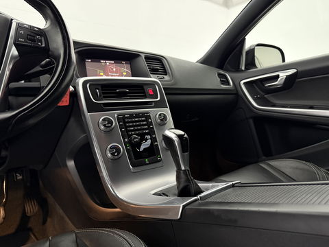 Volvo V60 2.0 D2 Momentum | Virtual | Cruise | Navi | Stoelverw. | Trekh. | Leder | Parkeersens. | NAP