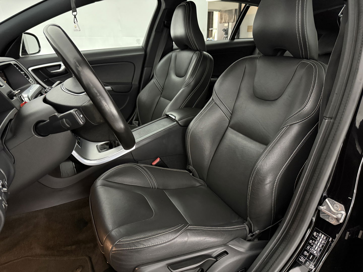 Volvo V60 2.0 D2 Momentum | Virtual | Cruise | Navi | Stoelverw. | Trekh. | Leder | Parkeersens. | NAP