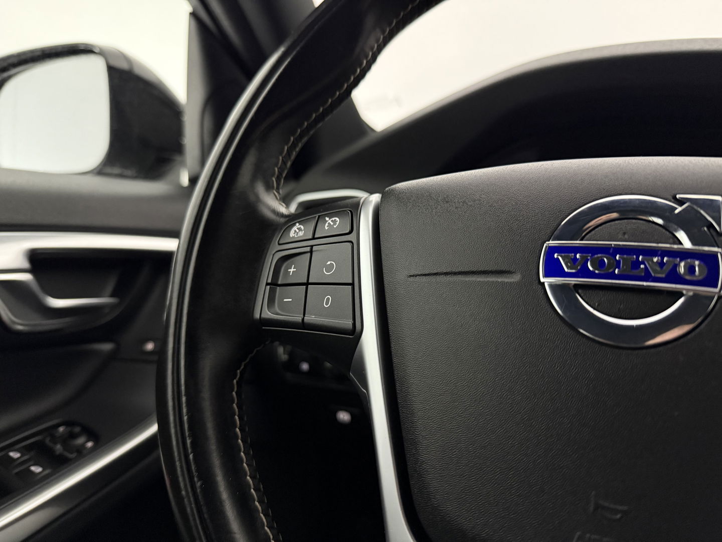 Volvo V60 2.0 D2 Momentum | Virtual | Cruise | Navi | Stoelverw. | Trekh. | Leder | Parkeersens. | NAP