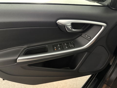Volvo V60 2.0 D2 Momentum | Virtual | Cruise | Navi | Stoelverw. | Trekh. | Leder | Parkeersens. | NAP