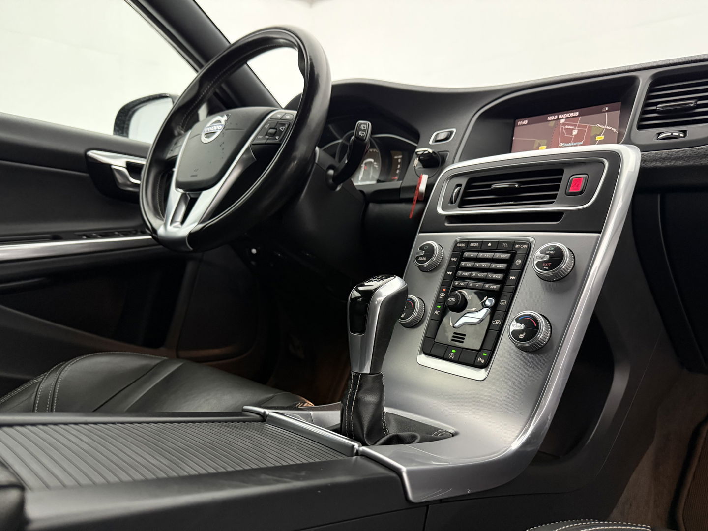 Volvo V60 2.0 D2 Momentum | Virtual | Cruise | Navi | Stoelverw. | Trekh. | Leder | Parkeersens. | NAP