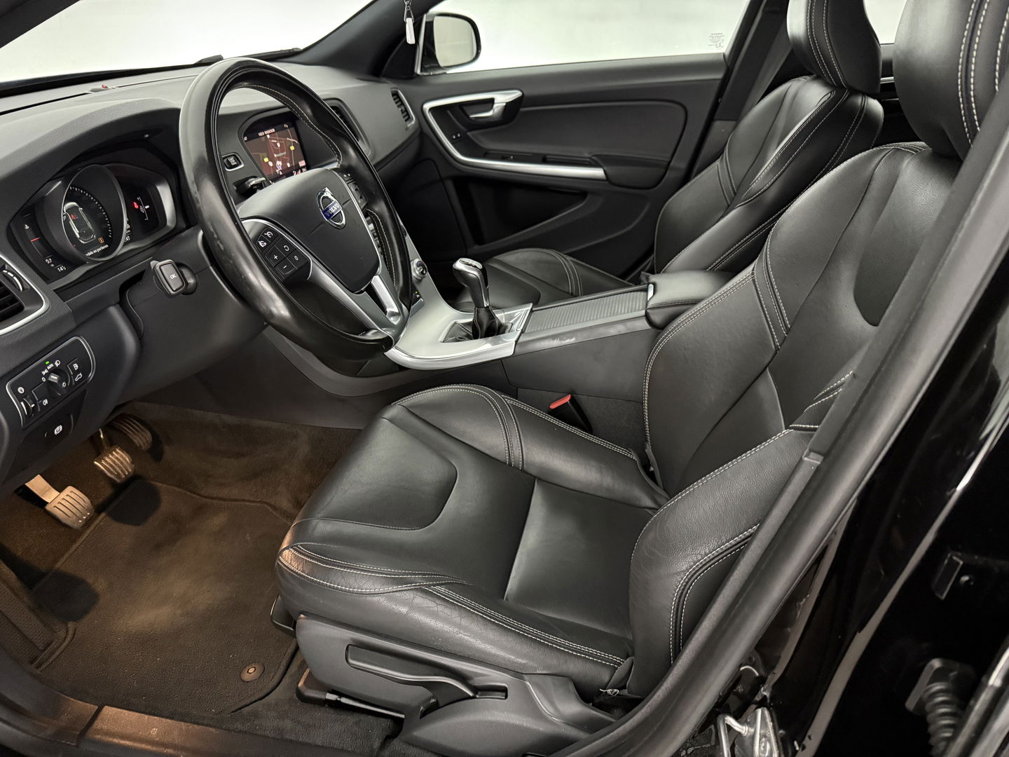 Volvo V60 2.0 D2 Momentum | Virtual | Cruise | Navi | Stoelverw. | Trekh. | Leder | Parkeersens. | NAP