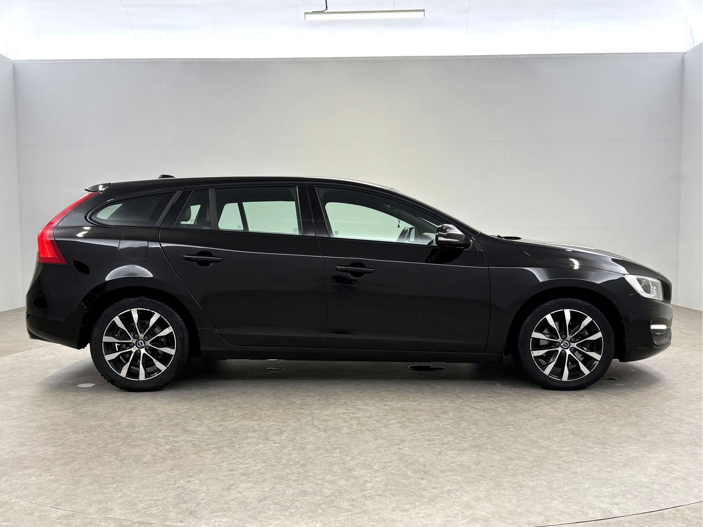 Volvo V60 2.0 D2 Momentum | Virtual | Cruise | Navi | Stoelverw. | Trekh. | Leder | Parkeersens. | NAP
