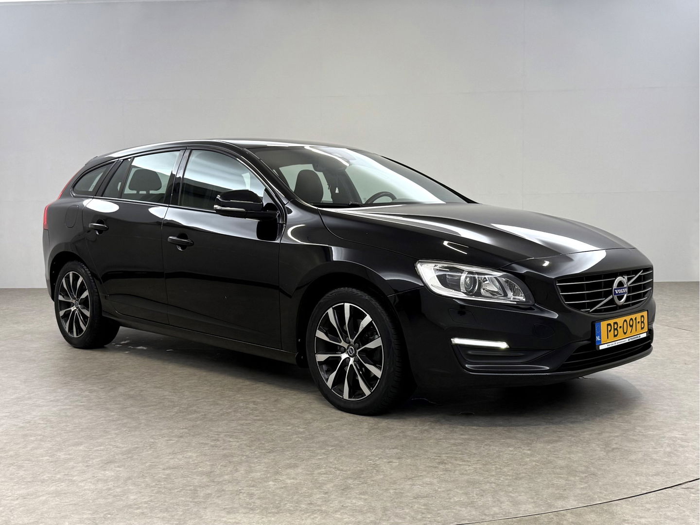 Volvo V60 2.0 D2 Momentum | Virtual | Cruise | Navi | Stoelverw. | Trekh. | Leder | Parkeersens. | NAP