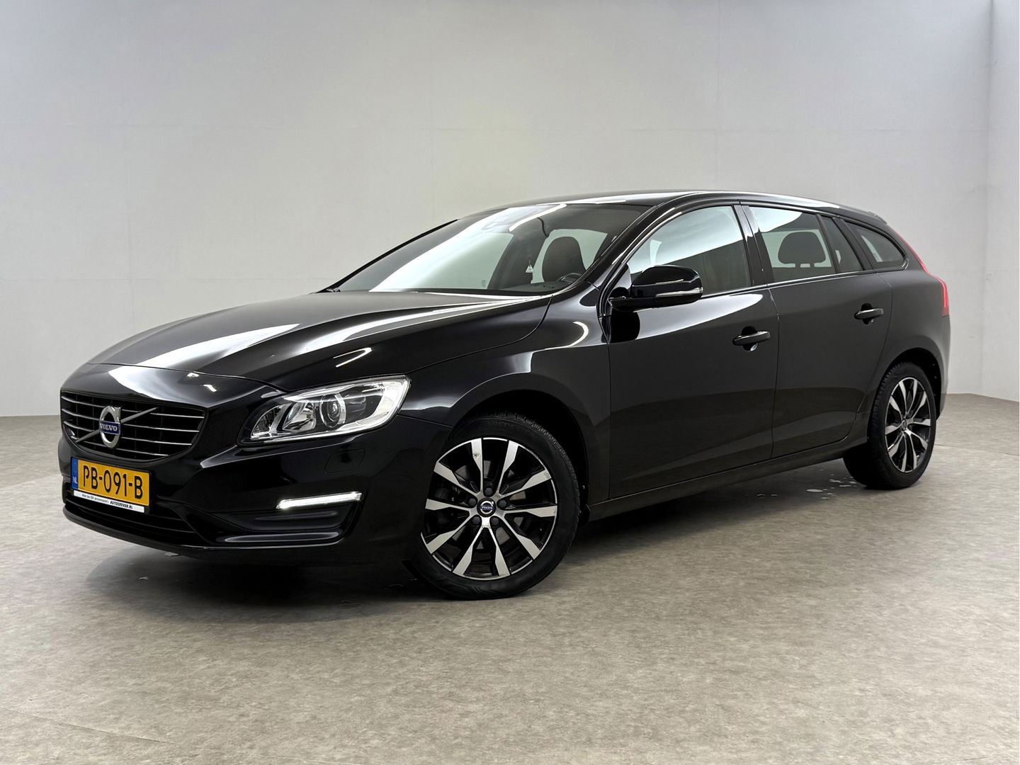 Volvo V60 2.0 D2 Momentum | Virtual | Cruise | Navi | Stoelverw. | Trekh. | Leder | Parkeersens. | NAP