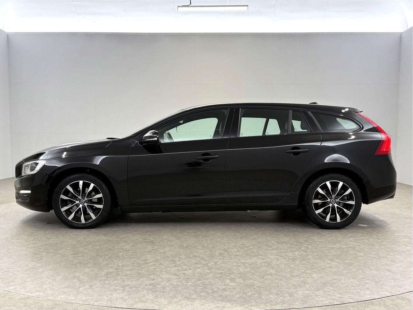 Volvo V60 2.0 D2 Momentum | Virtual | Cruise | Navi | Stoelverw. | Trekh. | Leder | Parkeersens. | NAP