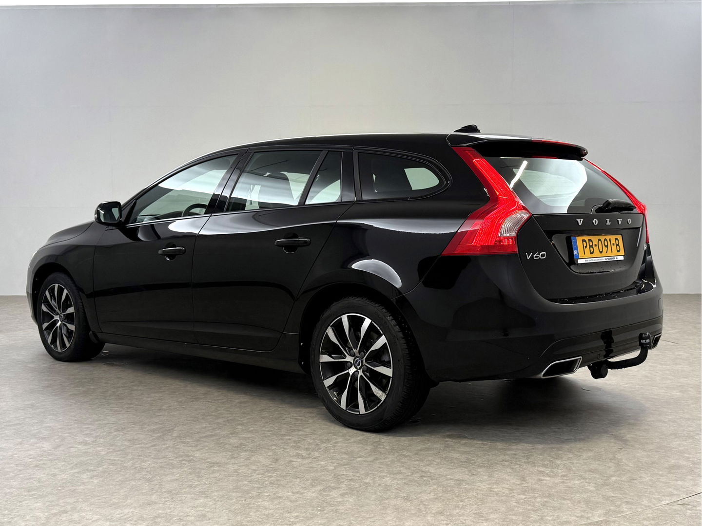 Volvo V60 2.0 D2 Momentum | Virtual | Cruise | Navi | Stoelverw. | Trekh. | Leder | Parkeersens. | NAP