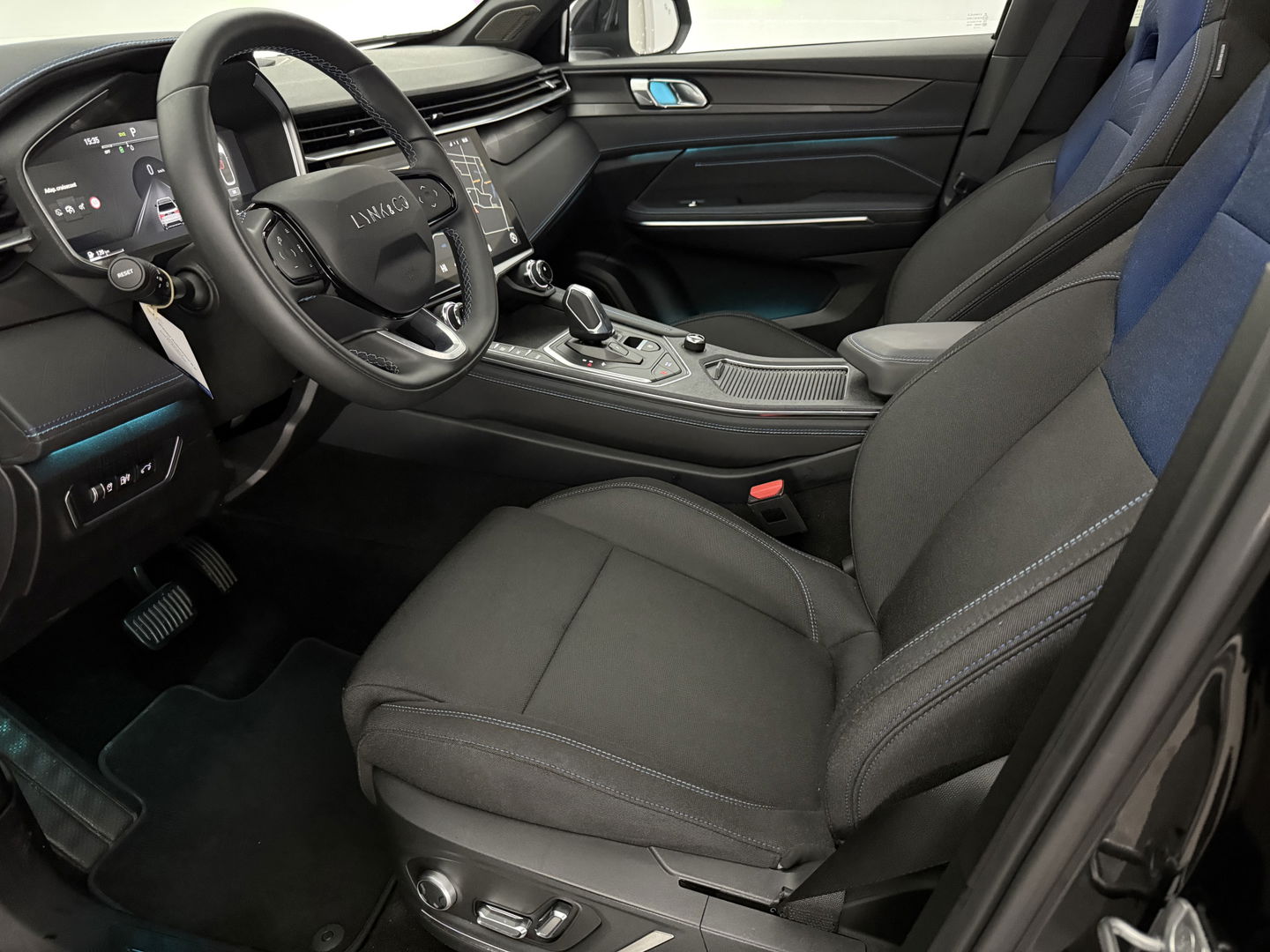 Lynk Co 01 1.5 | Nardo Grey | Pano | 360° | Memory | Sfeerverl. | Carplay | Virtual | Keyless | NAP