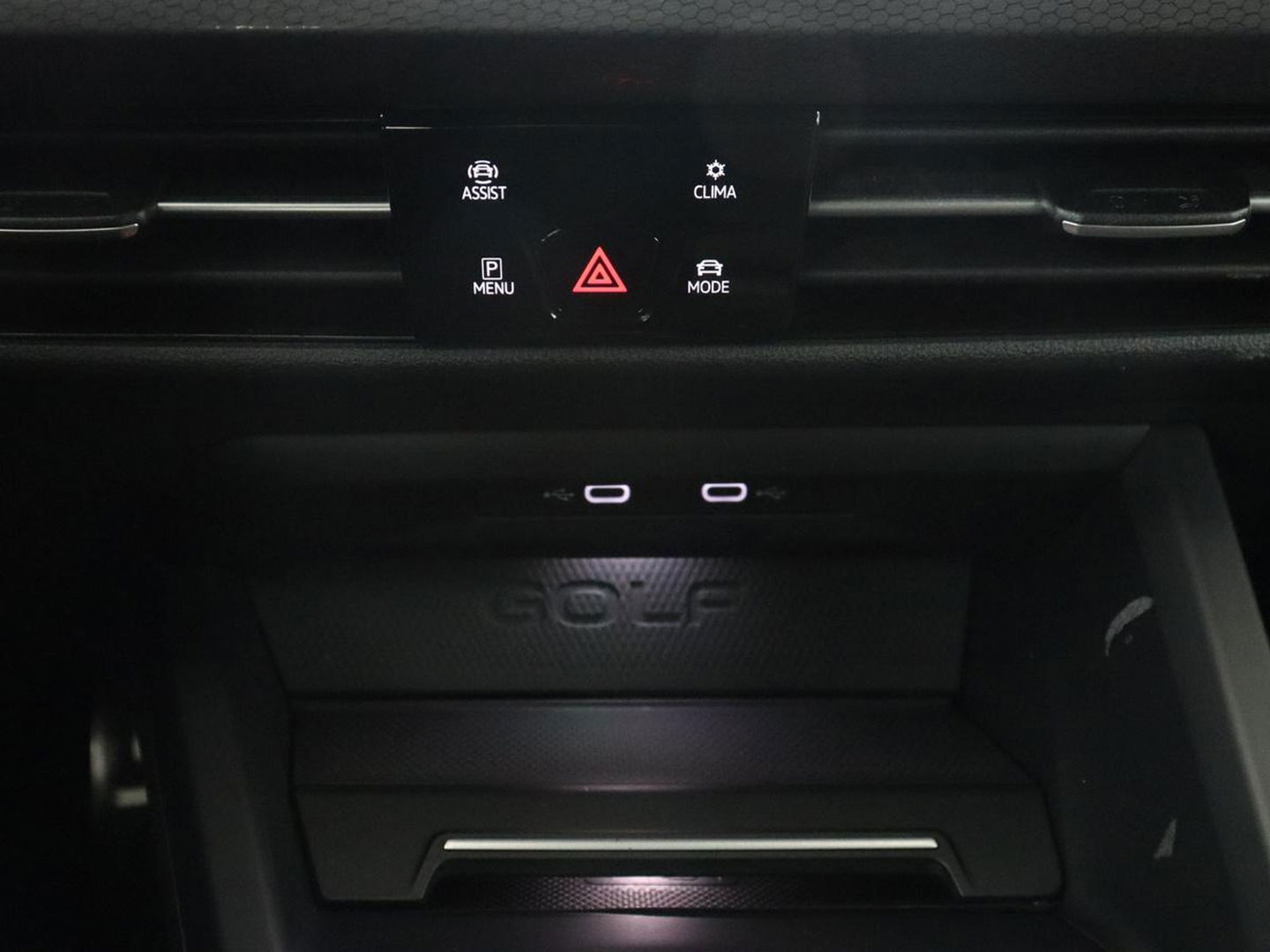 Volkswagen Golf 1.4 eHybrid GTE | Stoelverarming | Trekhaak | Carplay | Adaptive cruise | 18'' | Sportstoelen | Navigatie | Sfeerverlichting | Climate control | Parkeerhulp | PHEV | Plug In