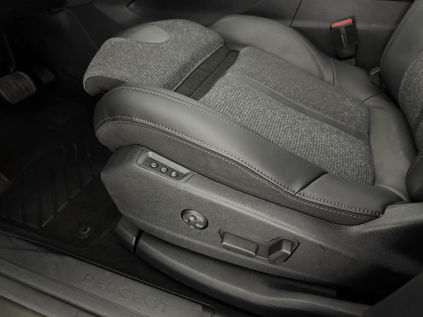 Peugeot 5008 1.2 PureTech 7p. | Pano | Sfeer | Memory | Adap. Cruise | Keyless | Virtual | Clima | Carplay | Camera | Trekh.