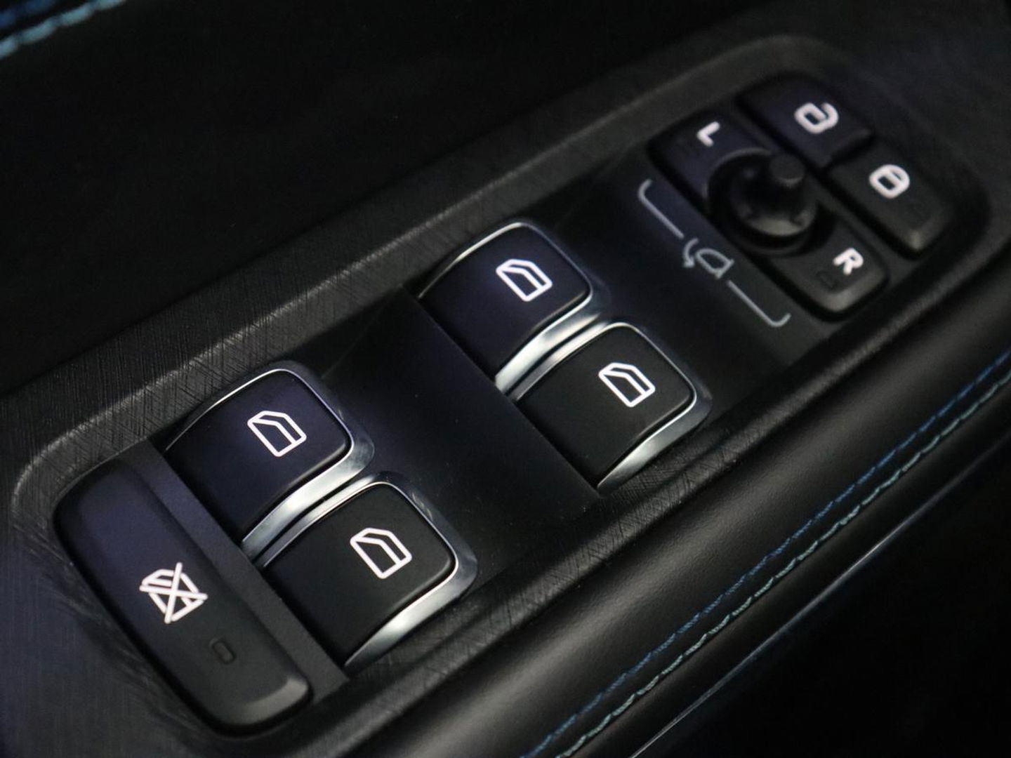 Lynk & Co 01 1.5 Plug In | Panoramadak | Trekhaak | Infinity by Harman | Camera | Adaptive cruise | Stoelverwarming | Carplay | Memory | Full LED | PHEV