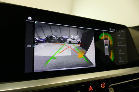 BMW 3 Serie Touring 330e xDrive M Sport / M340i Diffuser / Black Diamond M Grill / M340i M Sport bumper pakket / Schuif-/kanteldak / Elektr. verstelbare voorstoelen (links met memory) / Stoelverwarming / Apple Carplay - Android Auto / Achteruitrijcamera / Trekhaak (z