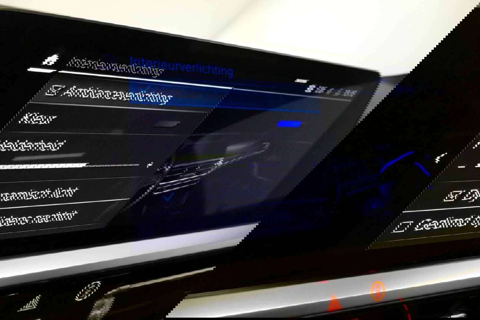 BMW 3 Serie Touring 330e xDrive M Sport / M340i Diffuser / Black Diamond M Grill / M340i M Sport bumper pakket / Schuif-/kanteldak / Elektr. verstelbare voorstoelen (links met memory) / Stoelverwarming / Apple Carplay - Android Auto / Achteruitrijcamera / Trekhaak (z