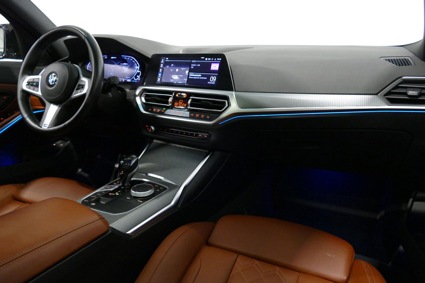 BMW 3 Serie Touring 330e xDrive M Sport / M340i Diffuser / Black Diamond M Grill / M340i M Sport bumper pakket / Schuif-/kanteldak / Elektr. verstelbare voorstoelen (links met memory) / Stoelverwarming / Apple Carplay - Android Auto / Achteruitrijcamera / Trekhaak (z