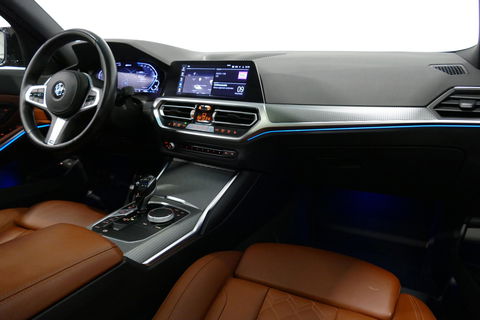 BMW 3 Serie Touring 330e xDrive M Sport / M340i Diffuser / Black Diamond M Grill / M340i M Sport bumper pakket / Schuif-/kanteldak / Elektr. verstelbare voorstoelen (links met memory) / Stoelverwarming / Apple Carplay - Android Auto / Achteruitrijcamera / Trekhaak (z