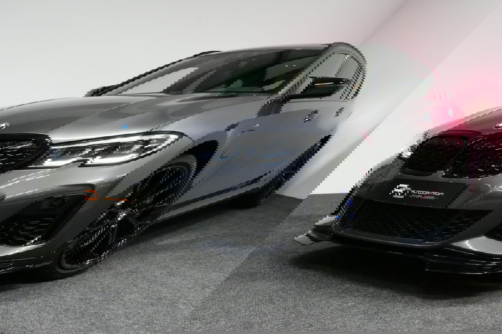 BMW 3 Serie Touring 330e xDrive M Sport / M340i Diffuser / Black Diamond M Grill / M340i M Sport bumper pakket / Schuif-/kanteldak / Elektr. verstelbare voorstoelen (links met memory) / Stoelverwarming / Apple Carplay - Android Auto / Achteruitrijcamera / Trekhaak (z