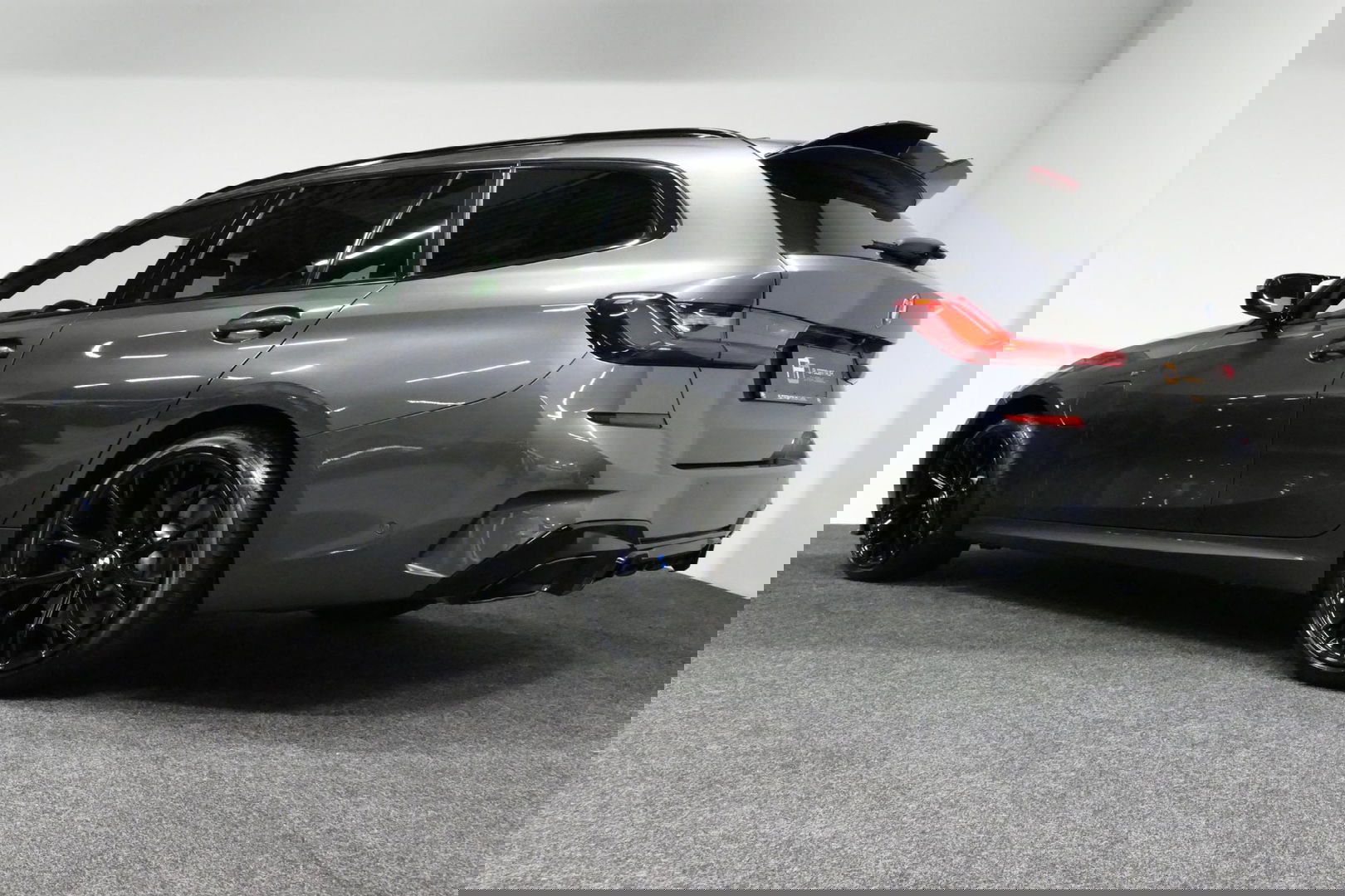 BMW 3 Serie Touring 330e xDrive M Sport / M340i Diffuser / Black Diamond M Grill / M340i M Sport bumper pakket / Schuif-/kanteldak / Elektr. verstelbare voorstoelen (links met memory) / Stoelverwarming / Apple Carplay - Android Auto / Achteruitrijcamera / Trekhaak (z