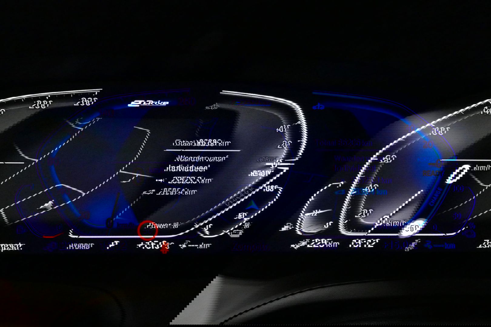 BMW 3 Serie Touring 330e xDrive M Sport / M340i Diffuser / Black Diamond M Grill / M340i M Sport bumper pakket / Schuif-/kanteldak / Elektr. verstelbare voorstoelen (links met memory) / Stoelverwarming / Apple Carplay - Android Auto / Achteruitrijcamera / Trekhaak (z