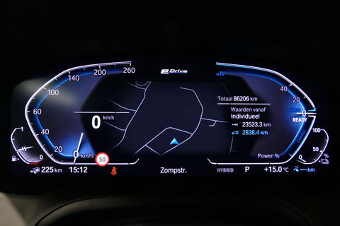 BMW 3 Serie Touring 330e xDrive M Sport / M340i Diffuser / Black Diamond M Grill / M340i M Sport bumper pakket / Schuif-/kanteldak / Elektr. verstelbare voorstoelen (links met memory) / Stoelverwarming / Apple Carplay - Android Auto / Achteruitrijcamera / Trekhaak (z