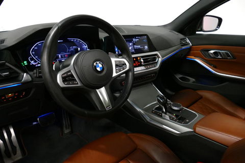BMW 3 Serie Touring 330e xDrive M Sport / M340i Diffuser / Black Diamond M Grill / M340i M Sport bumper pakket / Schuif-/kanteldak / Elektr. verstelbare voorstoelen (links met memory) / Stoelverwarming / Apple Carplay - Android Auto / Achteruitrijcamera / Trekhaak (z
