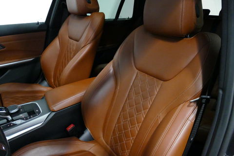 BMW 3 Serie Touring 330e xDrive M Sport / M340i Diffuser / Black Diamond M Grill / M340i M Sport bumper pakket / Schuif-/kanteldak / Elektr. verstelbare voorstoelen (links met memory) / Stoelverwarming / Apple Carplay - Android Auto / Achteruitrijcamera / Trekhaak (z