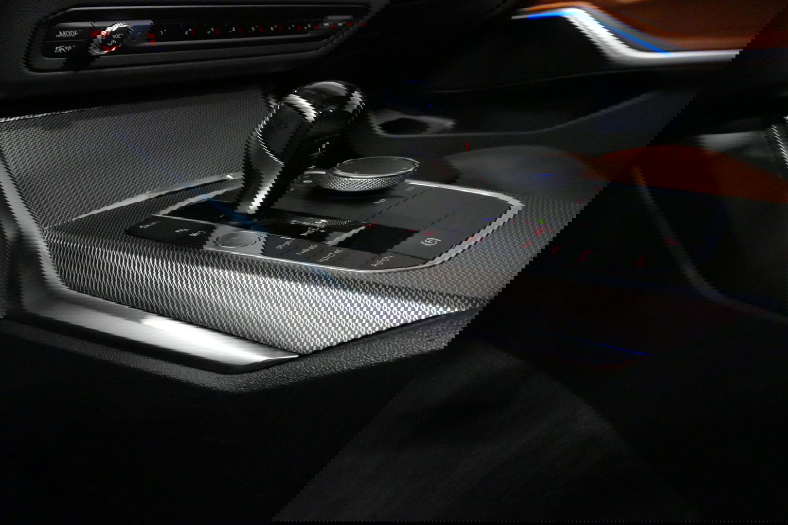 BMW 3 Serie Touring 330e xDrive M Sport / M340i Diffuser / Black Diamond M Grill / M340i M Sport bumper pakket / Schuif-/kanteldak / Elektr. verstelbare voorstoelen (links met memory) / Stoelverwarming / Apple Carplay - Android Auto / Achteruitrijcamera / Trekhaak (z