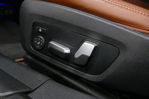 BMW 3 Serie Touring 330e xDrive M Sport / M340i Diffuser / Black Diamond M Grill / M340i M Sport bumper pakket / Schuif-/kanteldak / Elektr. verstelbare voorstoelen (links met memory) / Stoelverwarming / Apple Carplay - Android Auto / Achteruitrijcamera / Trekhaak (z