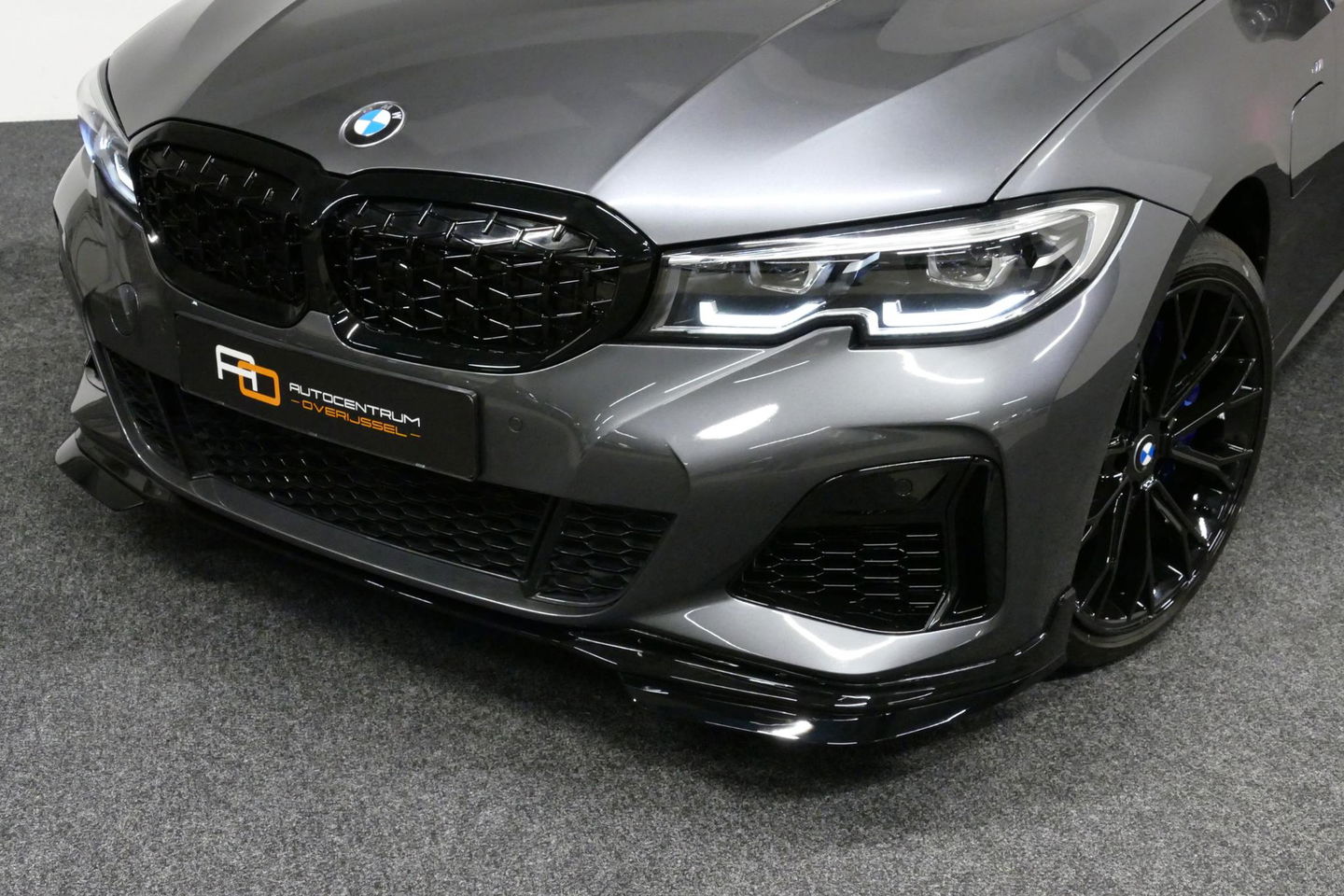 BMW 3 Serie Touring 330e xDrive M Sport / M340i Diffuser / Black Diamond M Grill / M340i M Sport bumper pakket / Schuif-/kanteldak / Elektr. verstelbare voorstoelen (links met memory) / Stoelverwarming / Apple Carplay - Android Auto / Achteruitrijcamera / Trekhaak (z