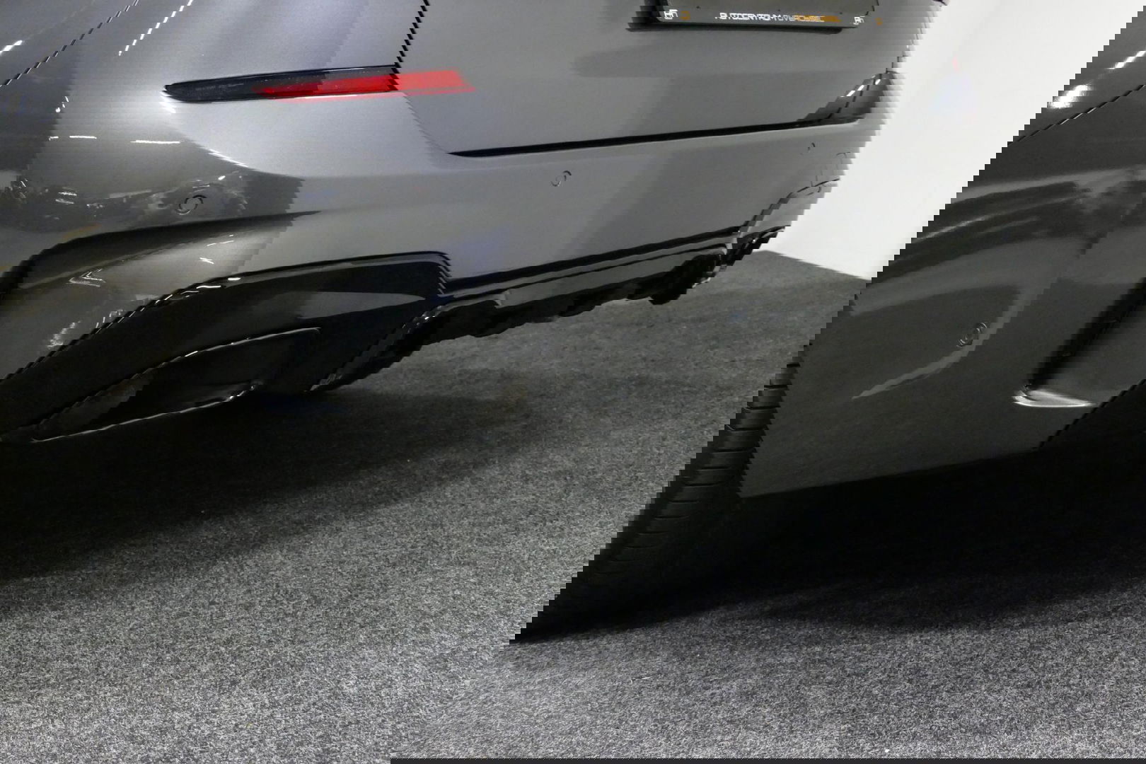 BMW 3 Serie Touring 330e xDrive M Sport / M340i Diffuser / Black Diamond M Grill / M340i M Sport bumper pakket / Schuif-/kanteldak / Elektr. verstelbare voorstoelen (links met memory) / Stoelverwarming / Apple Carplay - Android Auto / Achteruitrijcamera / Trekhaak (z