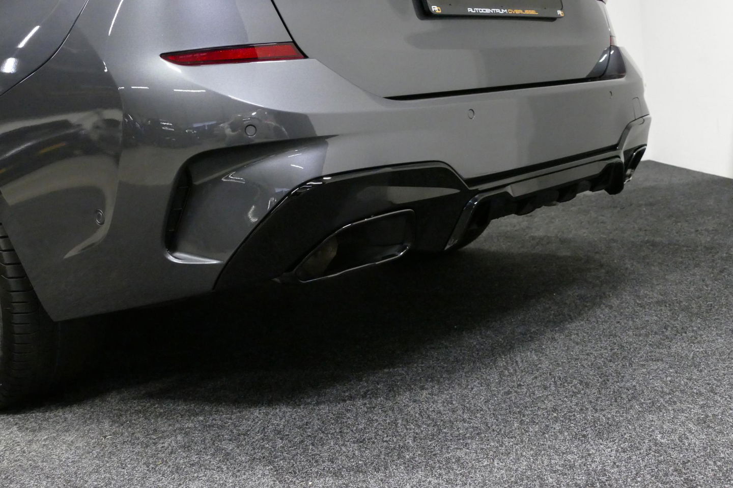 BMW 3 Serie Touring 330e xDrive M Sport / M340i Diffuser / Black Diamond M Grill / M340i M Sport bumper pakket / Schuif-/kanteldak / Elektr. verstelbare voorstoelen (links met memory) / Stoelverwarming / Apple Carplay - Android Auto / Achteruitrijcamera / Trekhaak (z