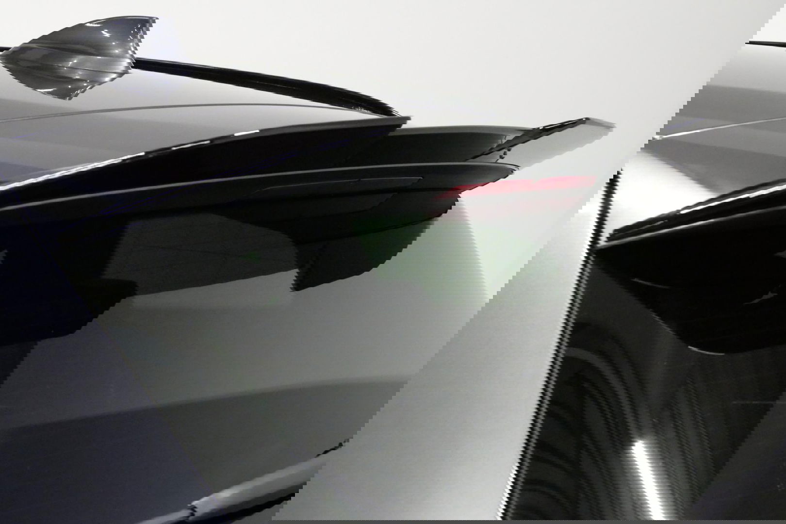 BMW 3 Serie Touring 330e xDrive M Sport / M340i Diffuser / Black Diamond M Grill / M340i M Sport bumper pakket / Schuif-/kanteldak / Elektr. verstelbare voorstoelen (links met memory) / Stoelverwarming / Apple Carplay - Android Auto / Achteruitrijcamera / Trekhaak (z