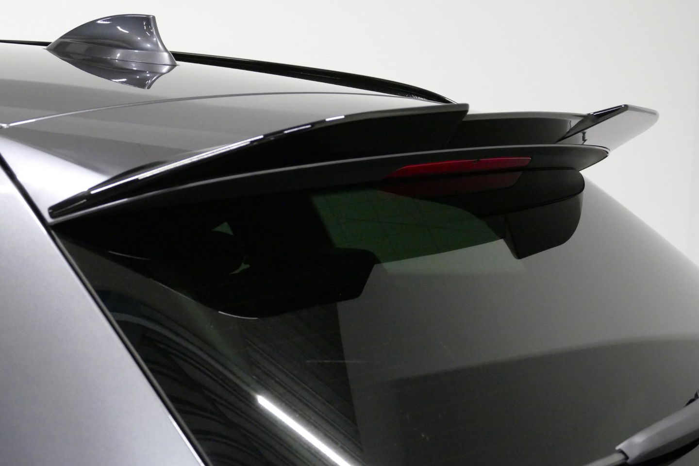 BMW 3 Serie Touring 330e xDrive M Sport / M340i Diffuser / Black Diamond M Grill / M340i M Sport bumper pakket / Schuif-/kanteldak / Elektr. verstelbare voorstoelen (links met memory) / Stoelverwarming / Apple Carplay - Android Auto / Achteruitrijcamera / Trekhaak (z