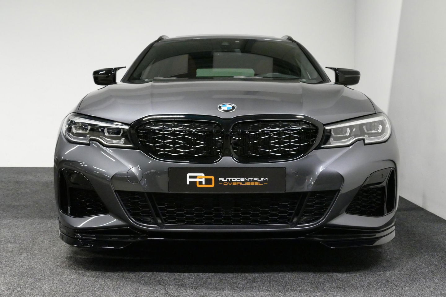 BMW 3 Serie Touring 330e xDrive M Sport / M340i Diffuser / Black Diamond M Grill / M340i M Sport bumper pakket / Schuif-/kanteldak / Elektr. verstelbare voorstoelen (links met memory) / Stoelverwarming / Apple Carplay - Android Auto / Achteruitrijcamera / Trekhaak (z