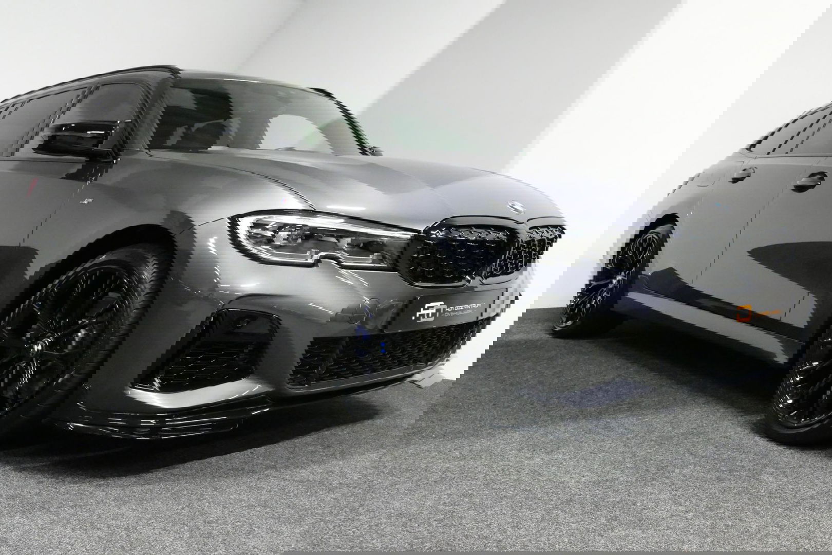 BMW 3 Serie Touring 330e xDrive M Sport / M340i Diffuser / Black Diamond M Grill / M340i M Sport bumper pakket / Schuif-/kanteldak / Elektr. verstelbare voorstoelen (links met memory) / Stoelverwarming / Apple Carplay - Android Auto / Achteruitrijcamera / Trekhaak (z