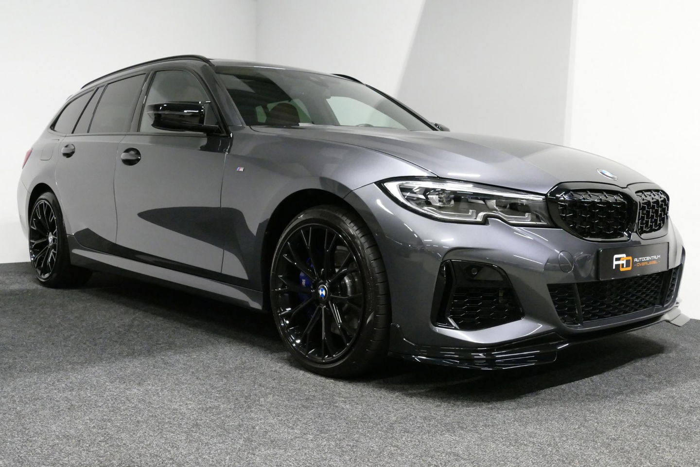 BMW 3 Serie Touring 330e xDrive M Sport / M340i Diffuser / Black Diamond M Grill / M340i M Sport bumper pakket / Schuif-/kanteldak / Elektr. verstelbare voorstoelen (links met memory) / Stoelverwarming / Apple Carplay - Android Auto / Achteruitrijcamera / Trekhaak (z