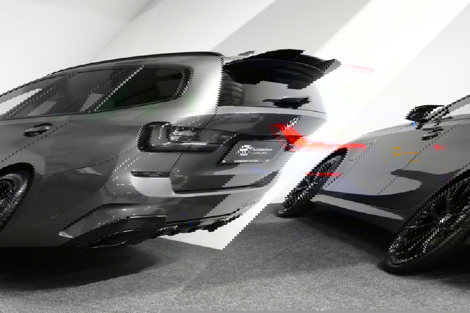 BMW 3 Serie Touring 330e xDrive M Sport / M340i Diffuser / Black Diamond M Grill / M340i M Sport bumper pakket / Schuif-/kanteldak / Elektr. verstelbare voorstoelen (links met memory) / Stoelverwarming / Apple Carplay - Android Auto / Achteruitrijcamera / Trekhaak (z