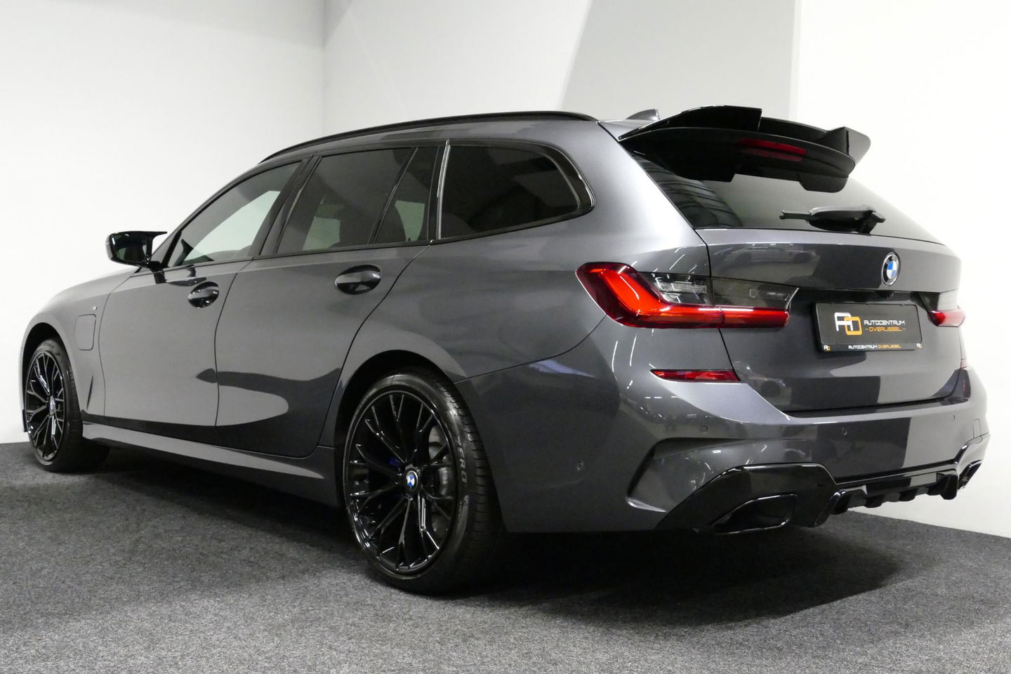 BMW 3 Serie Touring 330e xDrive M Sport / M340i Diffuser / Black Diamond M Grill / M340i M Sport bumper pakket / Schuif-/kanteldak / Elektr. verstelbare voorstoelen (links met memory) / Stoelverwarming / Apple Carplay - Android Auto / Achteruitrijcamera / Trekhaak (z