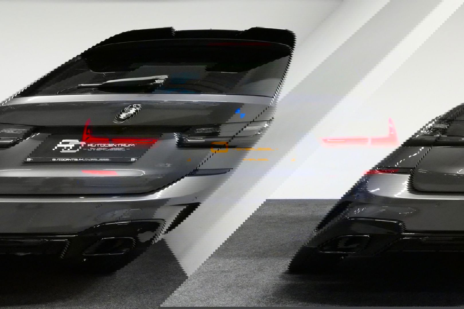 BMW 3 Serie Touring 330e xDrive M Sport / M340i Diffuser / Black Diamond M Grill / M340i M Sport bumper pakket / Schuif-/kanteldak / Elektr. verstelbare voorstoelen (links met memory) / Stoelverwarming / Apple Carplay - Android Auto / Achteruitrijcamera / Trekhaak (z